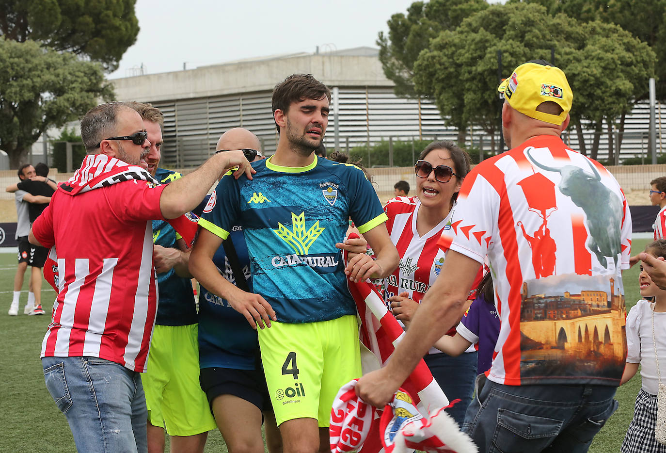 Los jugadores, desolados, al final del encuentro.