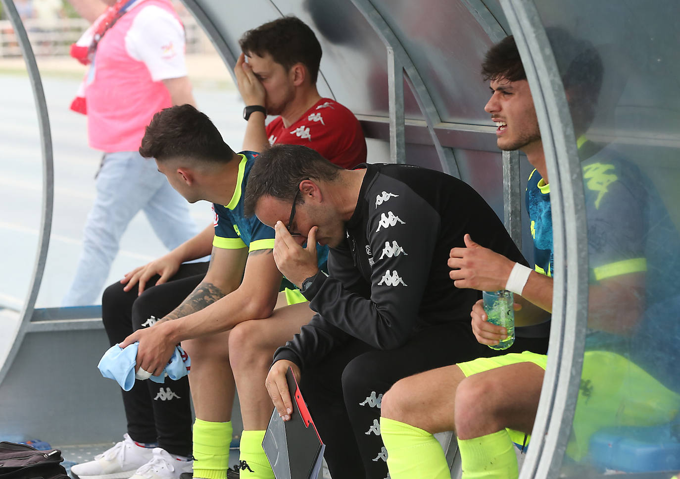 Los jugadores, desolados, al final del encuentro.