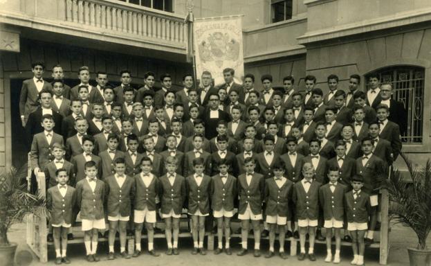 La escolanía, en el patio del colegio.