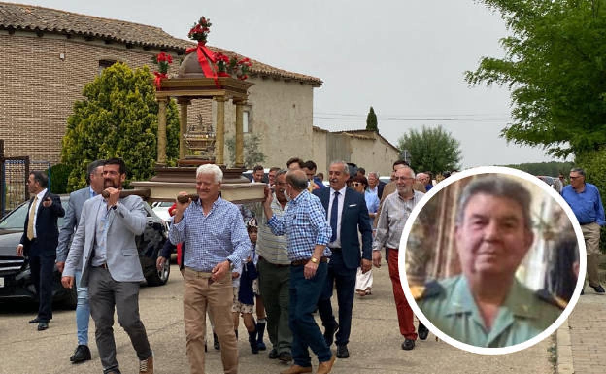 Vecinos de Villanueva de San Mancio, ayer en la procesión portando la reliquia. Arriba, el sargento Enrique Codesal