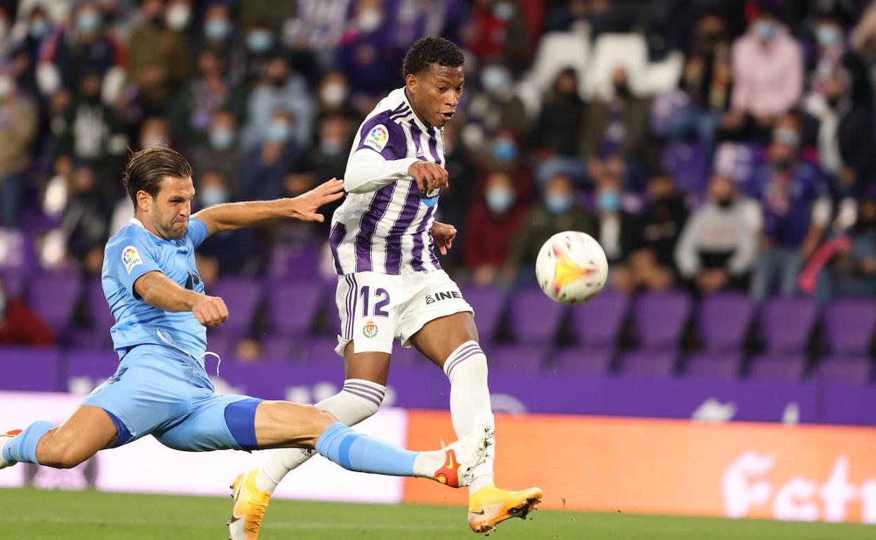 Plata trata de salvar la entrada de Goldar en una acción del partid ode ida disputado en Zorrilla. 