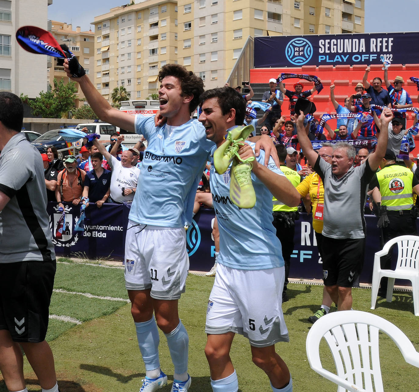 Manu celebra con Rafa Llorente el gol que adelantaba a la Gimnástica frente al Cerdanyola por 2-1. 