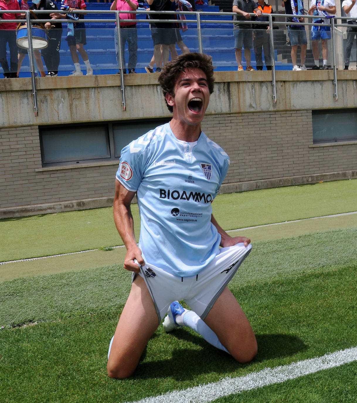 Manu celebra con Rafa Llorente el gol que adelantaba a la Gimnástica frente al Cerdanyola por 2-1. 