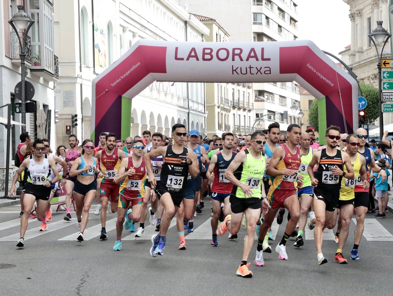 Fotos: La Carrera de La Antigua reúne a medio millar de atletas en Valladolid (2/3)