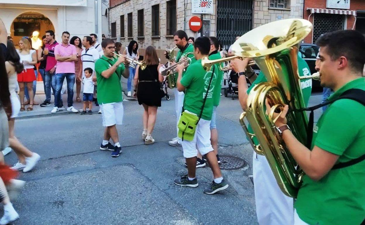 Una de las charangas toca en una calle de Íscar. 