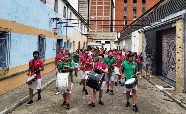 Las charangas defilan por una calle del pueblo. 