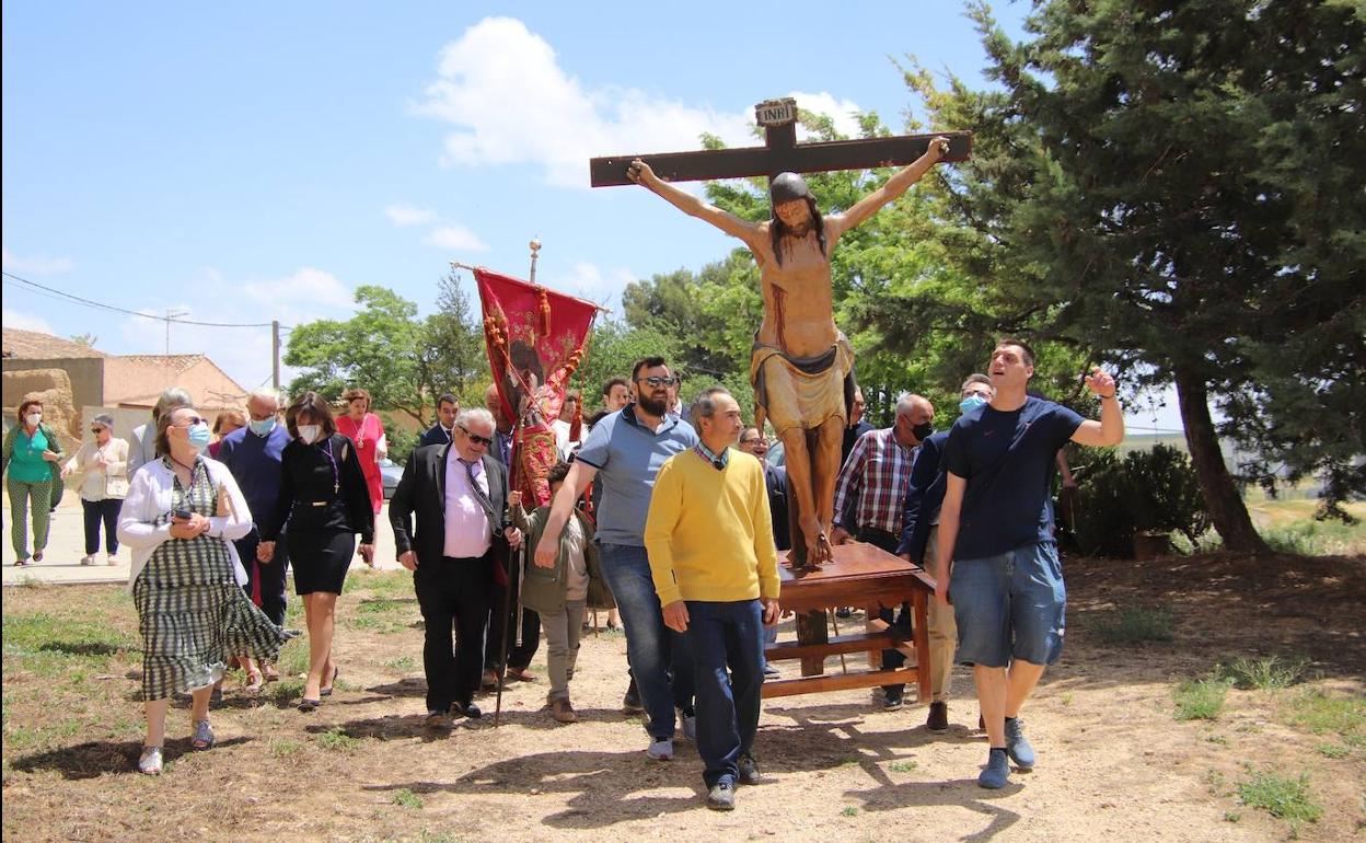 Varios vecinos portan durante la procesión al Cristo de las Aguas (siglo XV), al que se encomendaban en rogativa en épocas de sequía para que lloviera. 