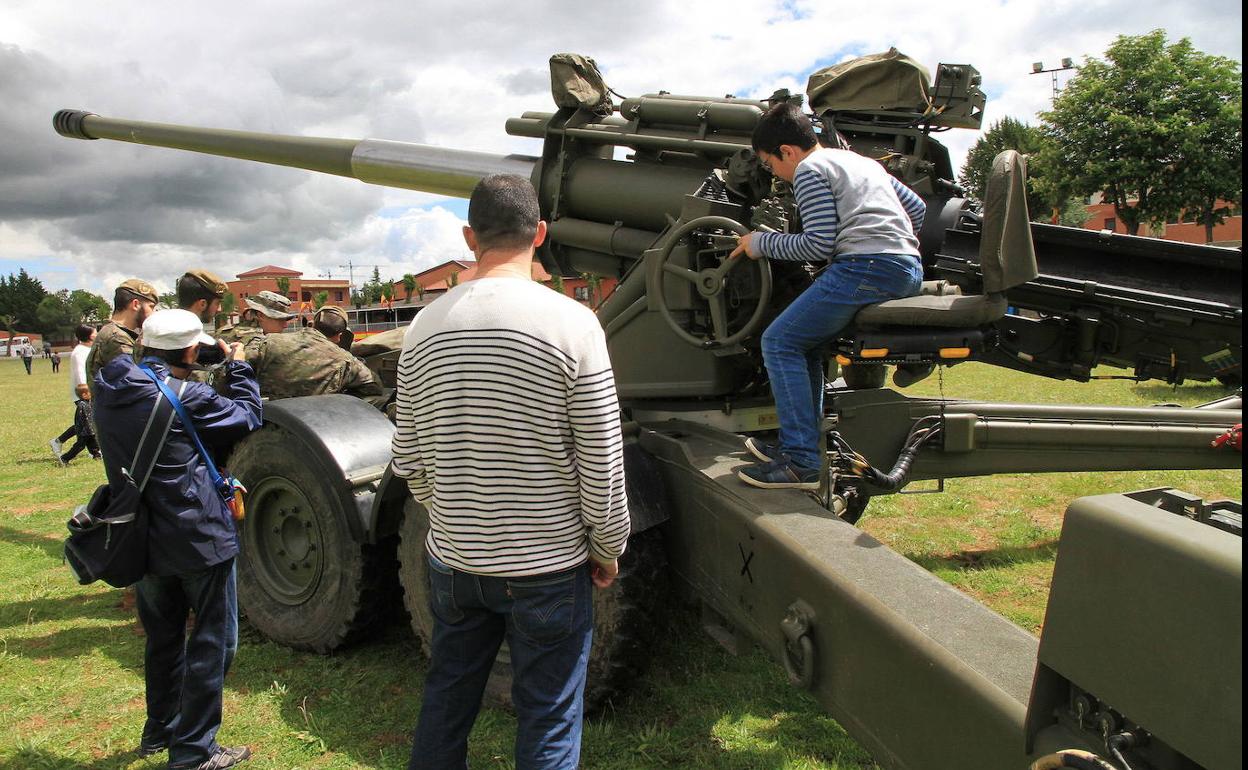 Un niño se monta en un carro de combate en una anterior edición del Día de las Fuerzas Armadas. 