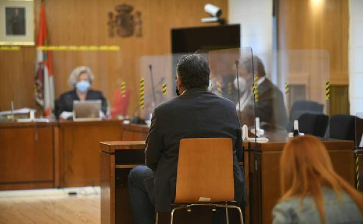 El acusado, al inicio del interrogatorio ante el tribunal de la Audiencia de Valladolid. 