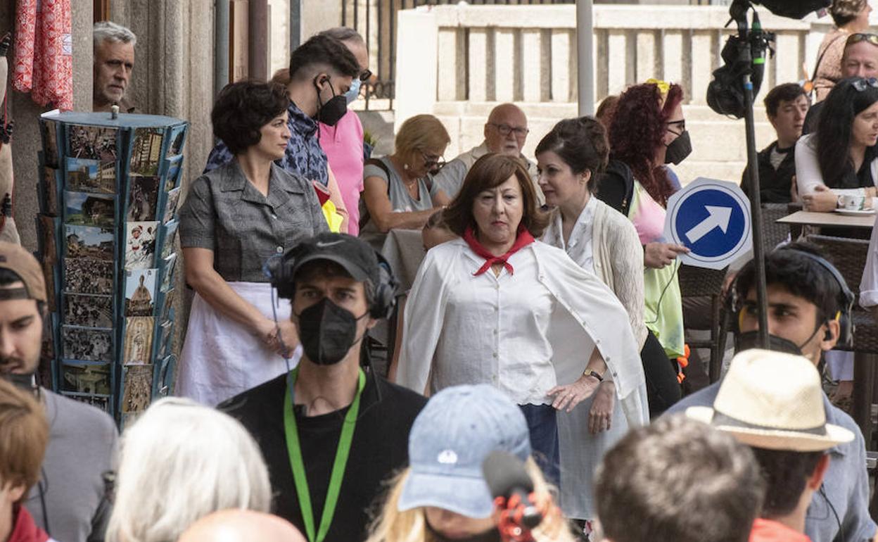 Carmen Machi rodeada de técnicos y figurantes en el rodaje, este lunes, en la Plaza Mayor de Segovia, de 'La voz del sol'. 