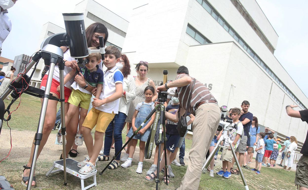 Niños y mayores observan el cielo con varios telescopios en uno de los talleres de la Feria de Ciencia Sostenible. 