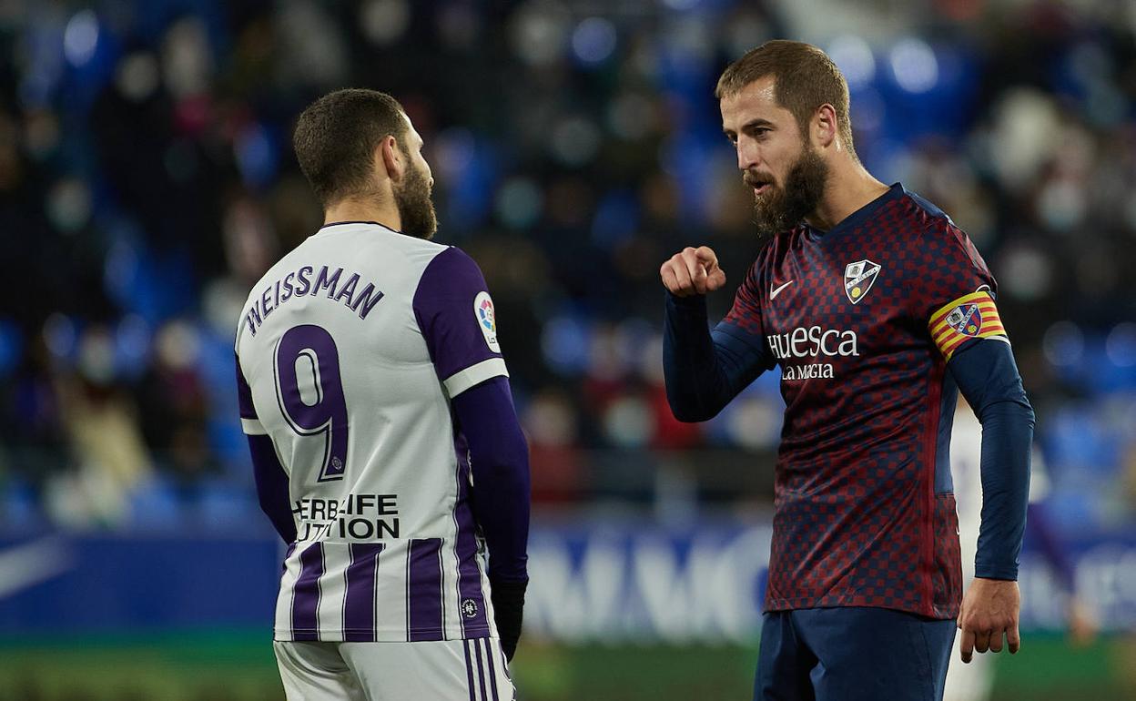 Pulido se dirige a Weissman en el partido de la primera vuelta. 