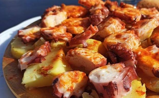 Polbo a feira, pulpo cocido con patatas, pimentón, aceite de oliva y sal. 