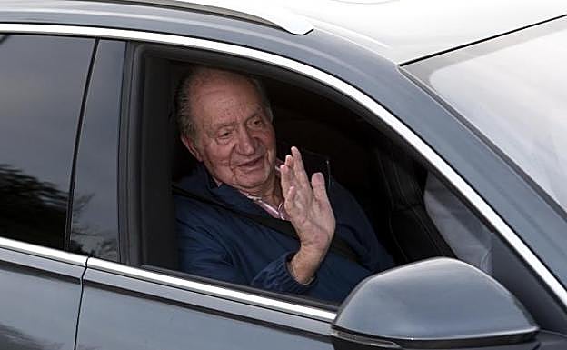 Juan Carlos abandona el Palacio de la Zarzuela tras reunirse con su hijo. 