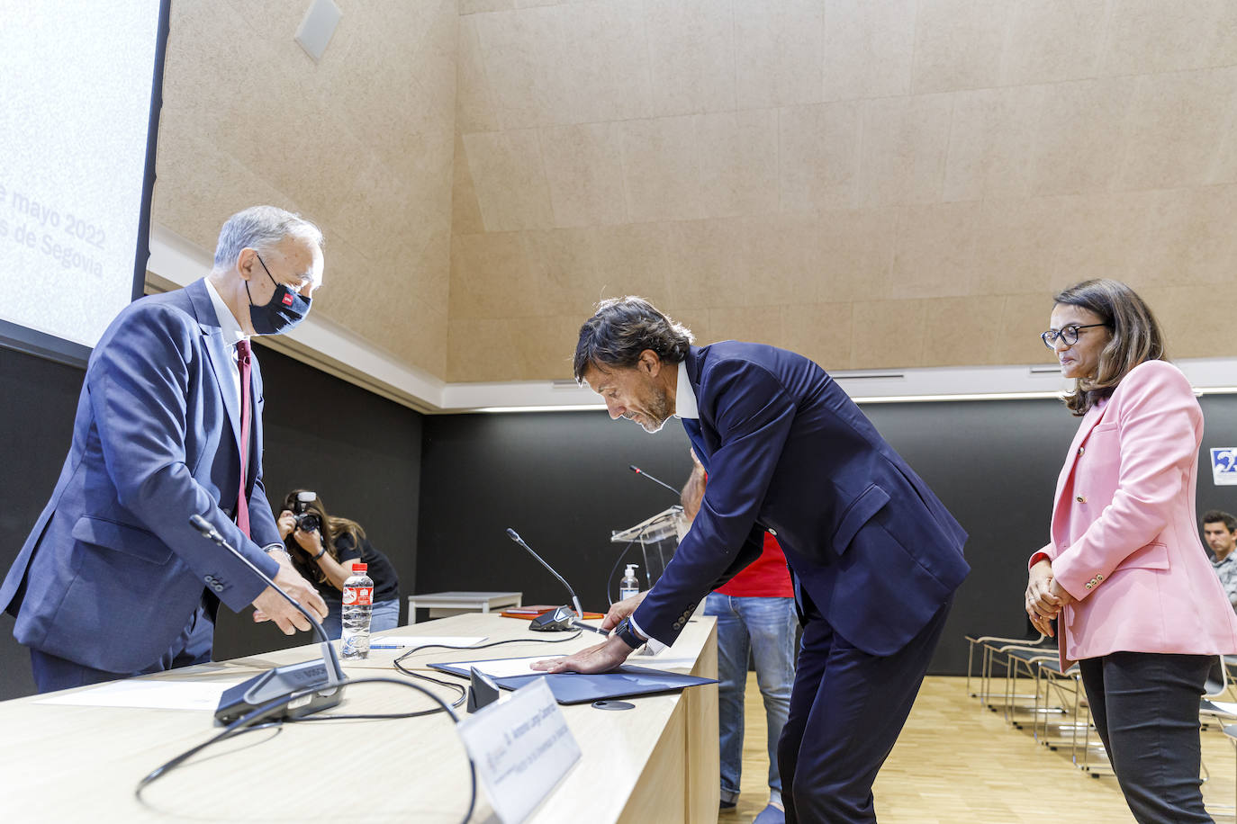 El rector de la UVA, Antonio Largo, durante la toma de posesión este lunes de Juan Carlos Manrique como decano de Educación.