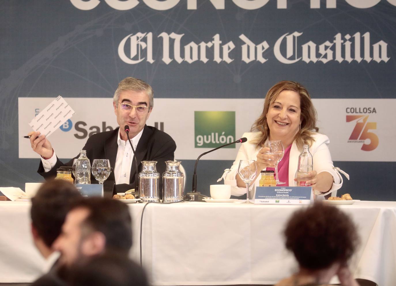 J. I. Foces, subdirector de El Norte de Castilla, junto a Iratxe García durante la charla de esta última en el Foro Económico.