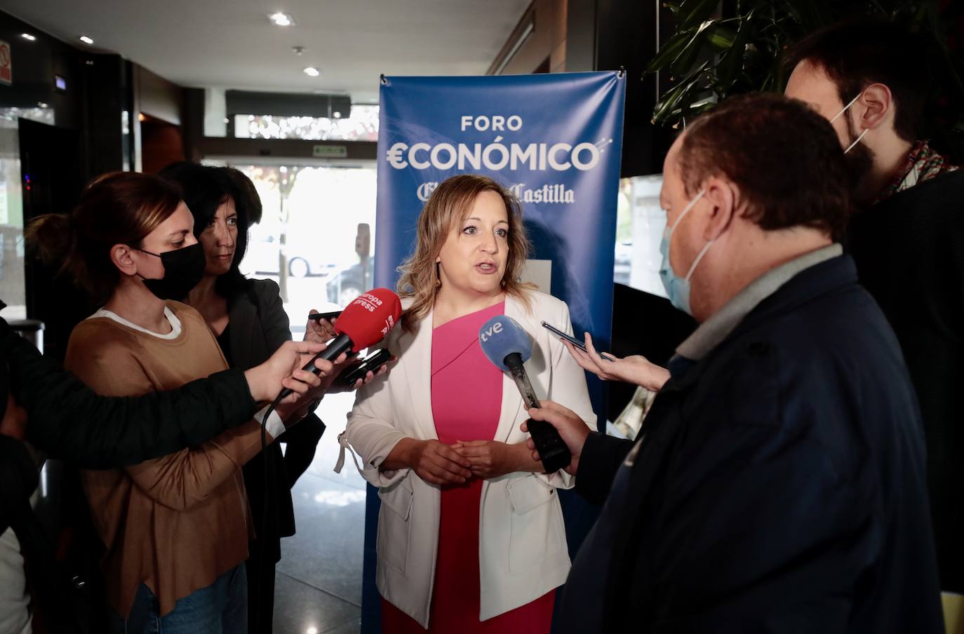 Iratxe García atiende a los medios antes del comienzo del Foro Económico.