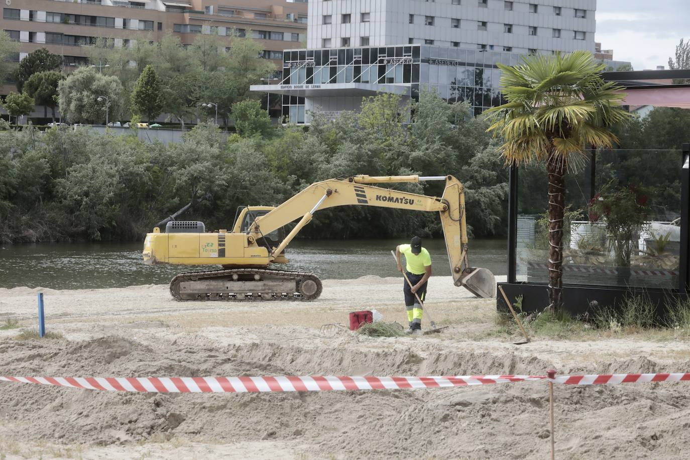 Fotos: Renovación de la arena de la playa de las Moreras, en Valladolid