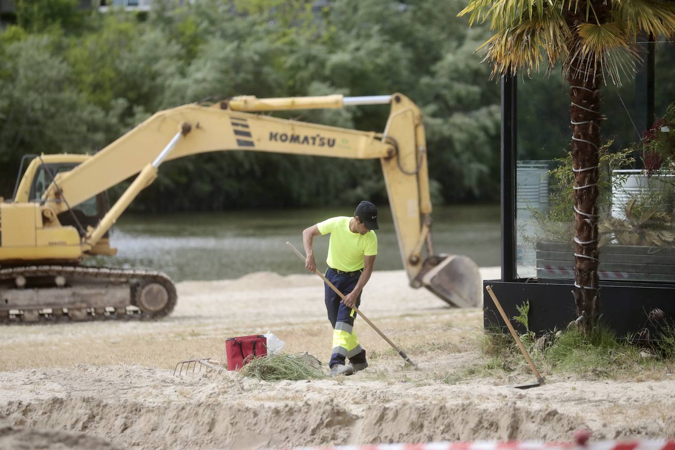 Fotos: Renovación de la arena de la playa de las Moreras, en Valladolid