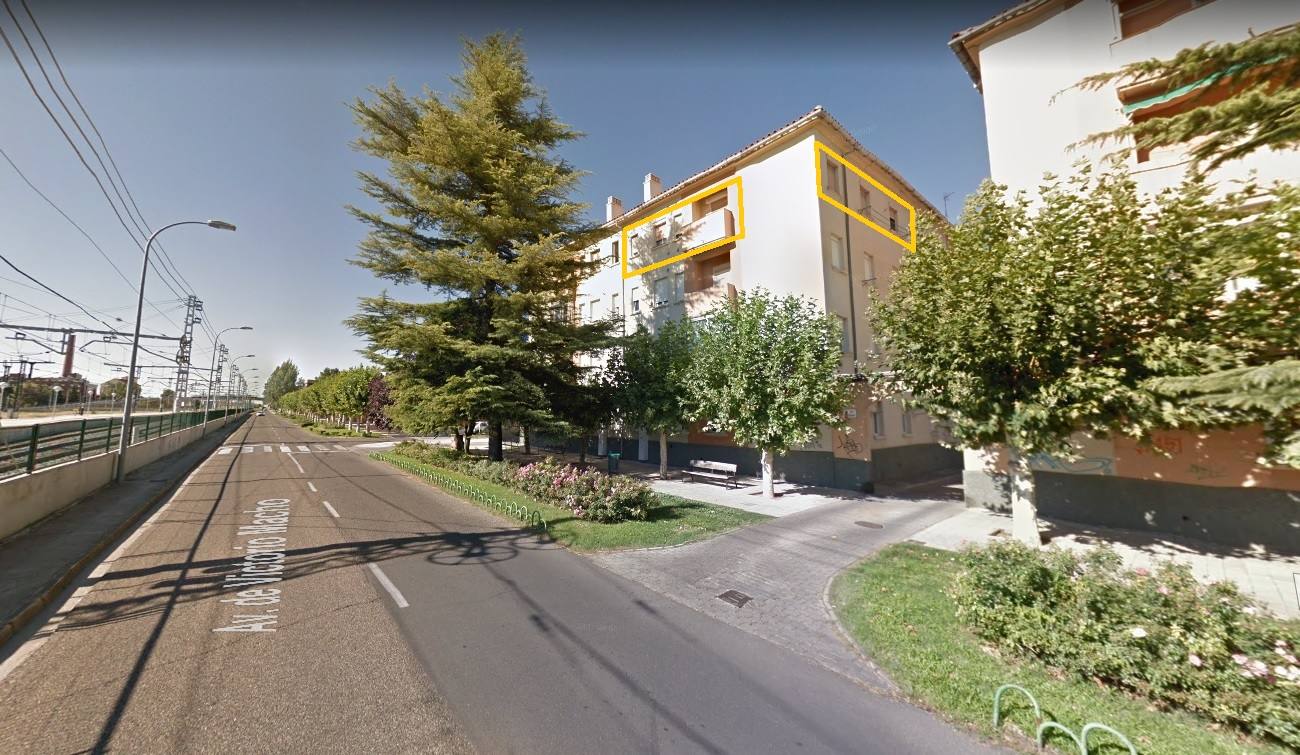 Una de las viviendas a subasta, rotulada en amarillo en la foto, en el paseo de Victorio Macho. 