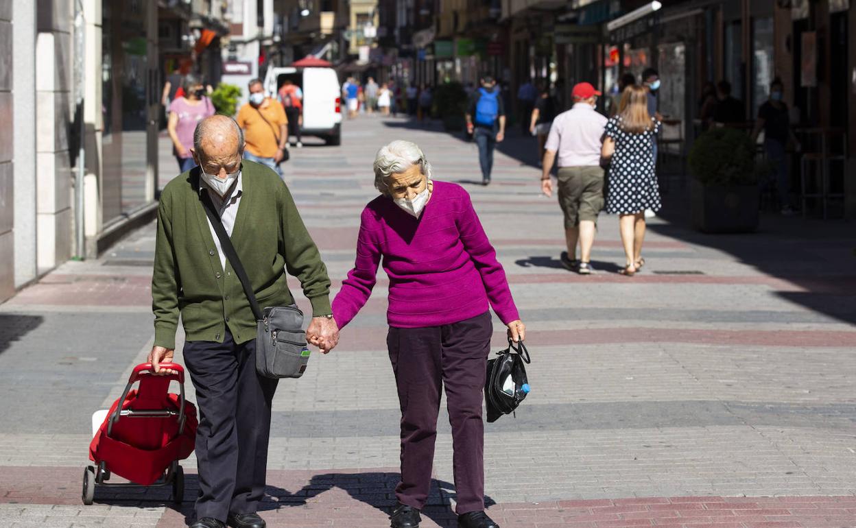 Dos personas mayores con mascarilla en Valladolid. 