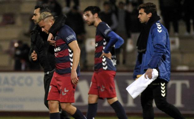 Manu González consuela a Borao tras el partido frente al Arosa.