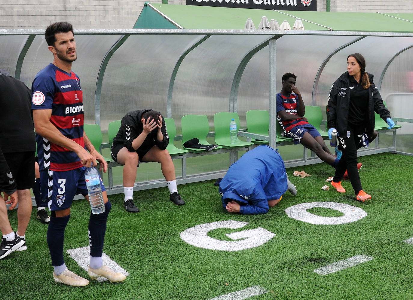 Banquillo gimnástico tras conocer que tenía que jugarse la temporada en el play out.