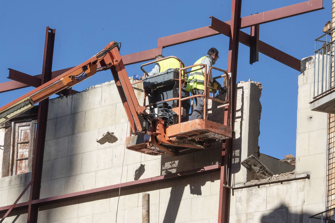 Trabajos para asegurar el muro de un edificio en ruinas en el centro de Segovia. 