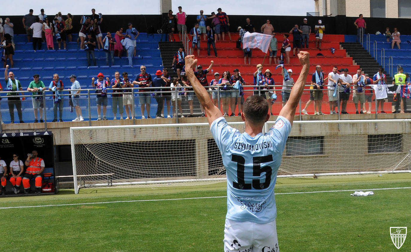 Szymanowski celebra con la afición la permanencia.