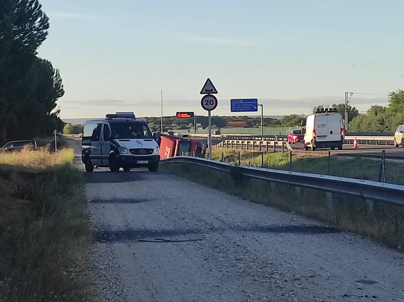 Fotos: Vuelca un camión de reparto en la Autovía de Pinares