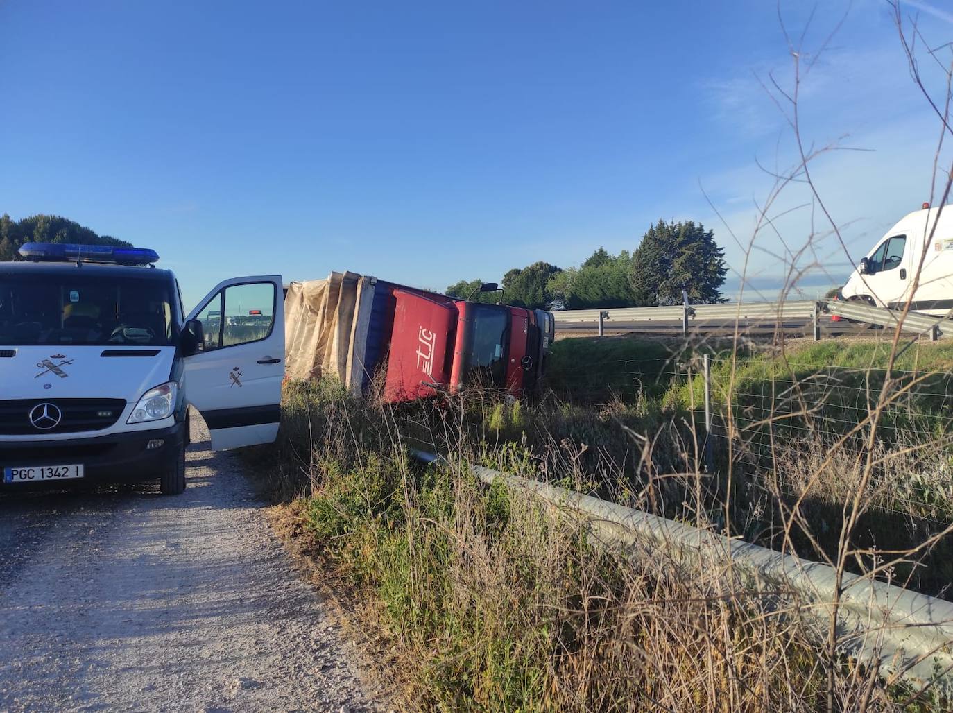 Fotos: Vuelca un camión de reparto en la Autovía de Pinares