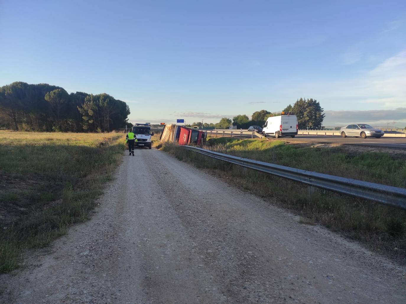 Fotos: Vuelca un camión de reparto en la Autovía de Pinares