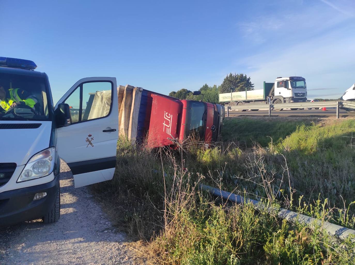 Fotos: Vuelca un camión de reparto en la Autovía de Pinares