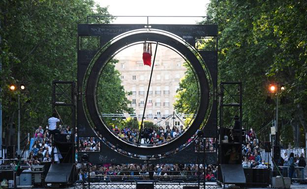 Una de las artistas de 'Perceptions', en la gran estructura metálica del espectáculo. 