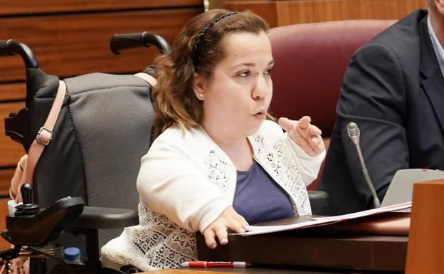 ¿Quién es Noelia Frutos Rubio, la procuradora del PSOE que plantó cara a Juan García-Gallardo?