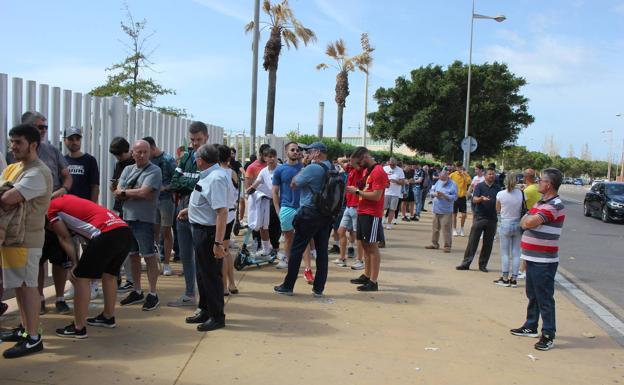 Imagen principal - Seguidores del Eibar y el Almería hacen colas para comprar entradas para la jornada final.