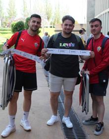 Imagen secundaria 2 - Seguidores del Eibar y el Almería hacen colas para comprar entradas para la jornada final.