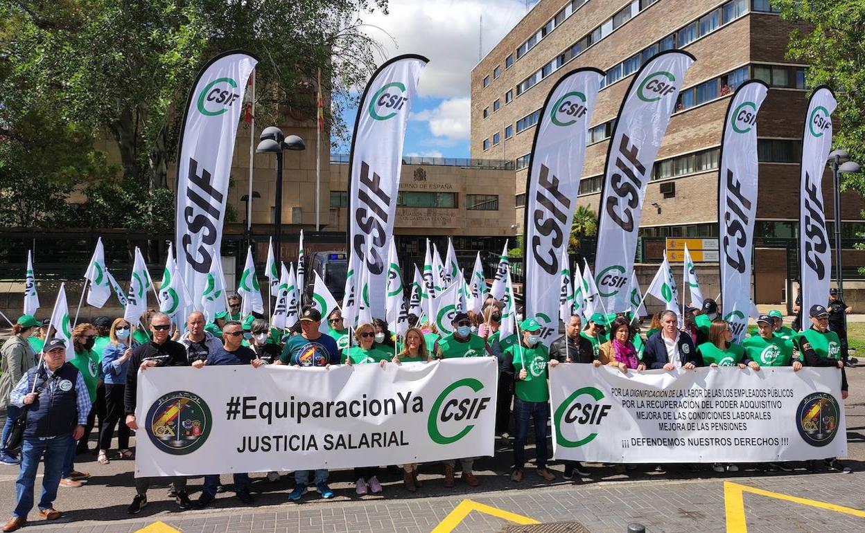 Concentración en la Delegación de Gobierno de CSIF y Jusapol.