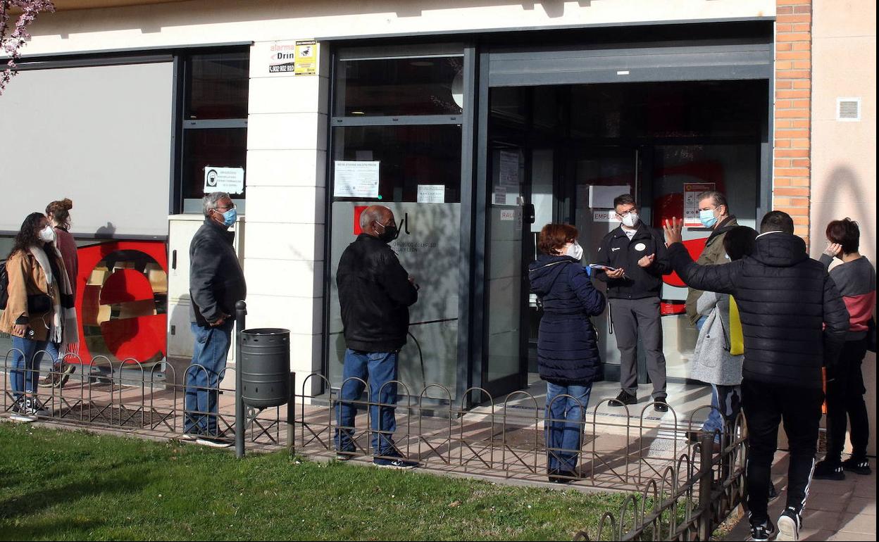 Un grupo de personas esperan su turno ante la oficina del Ecyl en la ciudad. 