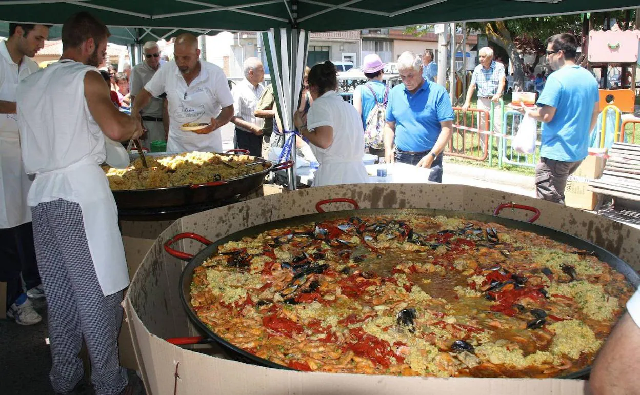 Vecinos de San Gil celebran las fiestas del barrio cuellarano en una edición anterior. 