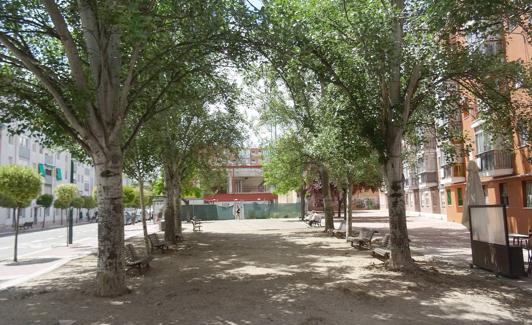 Plazoleta de Cardenal Torquemada, junto al edificio inacabado, pendiente de su urbanización. 