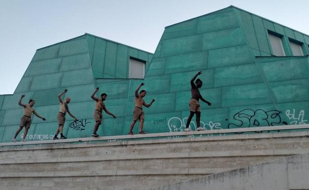 Imagen principal - Los artistas hacen equilibrio en las barandillas y la torre del Museo de la Ciencia. Después, varios asistentes pidieron fotografías con ellos. 