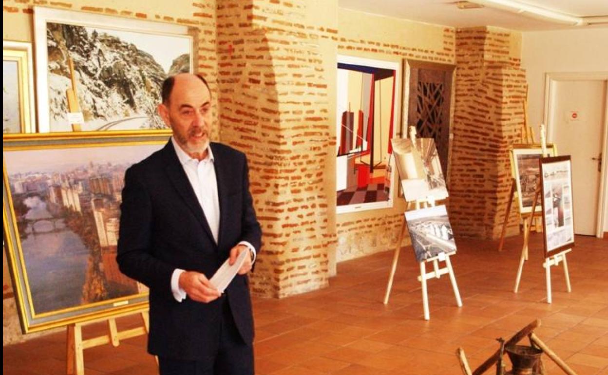 El presidente de Acor, Jesús Posada, presenta la exposición pictórica. 