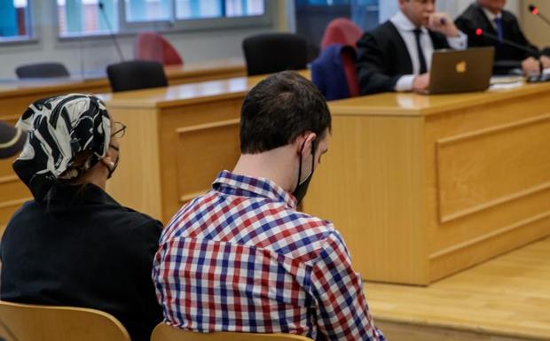 Francisco Javier García, el Cuco y su madre, durante la declaración. 