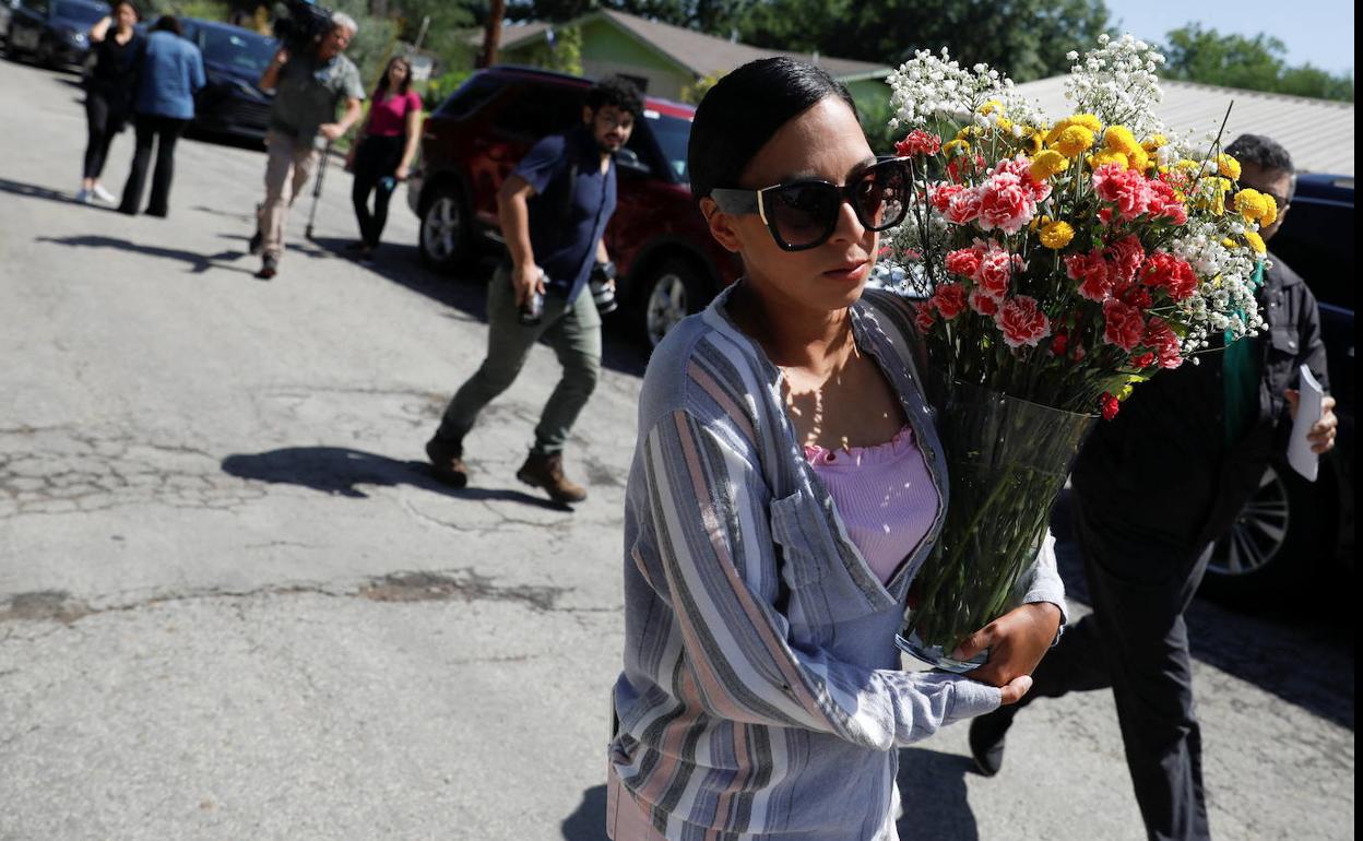 Una mujer llega a la escuela primaria de Uvalde (Taxas) en la que un hombre armado mató a 19 niños y dos maestros. 