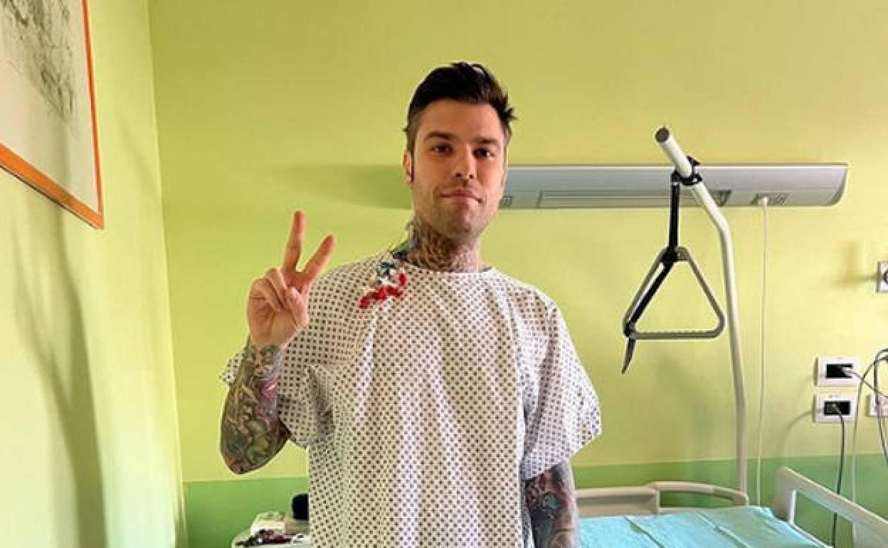 Fedez, en el hospital, tras ser intervenido. 