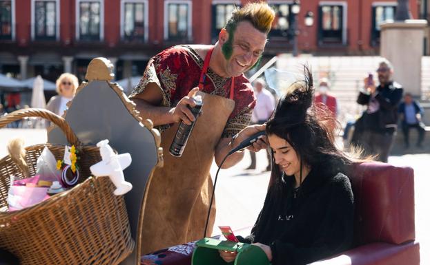 Loko Look le hace un peinado afilado a una joven en su peculiar peluquería de la Plaza Mayor. 