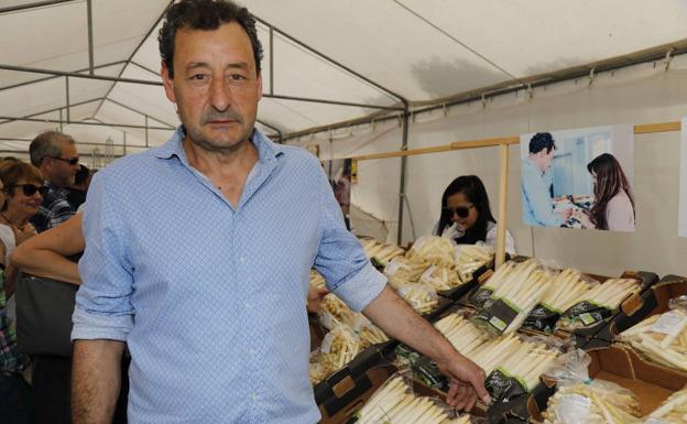 Luis San José, en el puesto de la Feria del Espárrago 2019 en Tudela de Duero.
