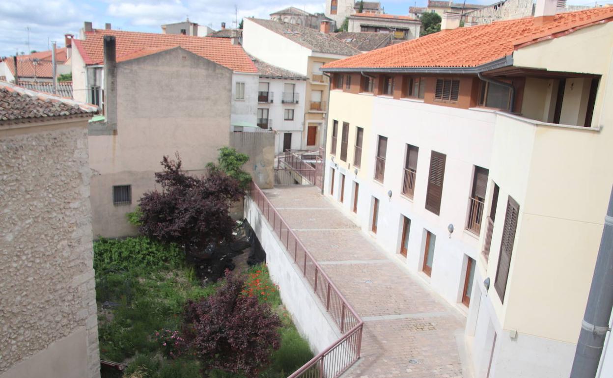 Edificio con varias de las viviendas de Niñas Huérfanas. 