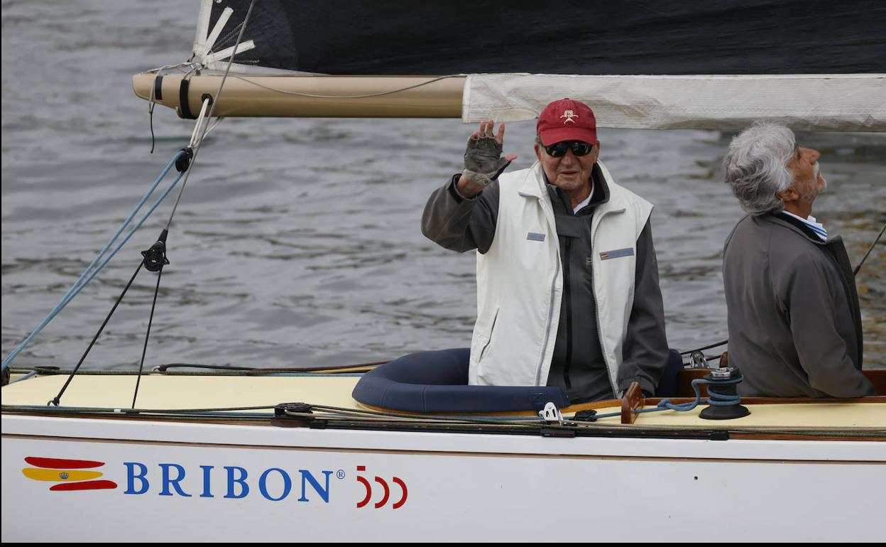 Don Juan Carlos saluda desde el barco 'Bribón', en Sanjenjo.